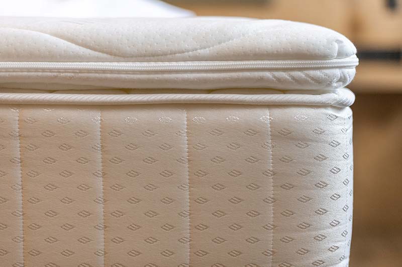 Matelas et sommier dans la chambre à coucher.